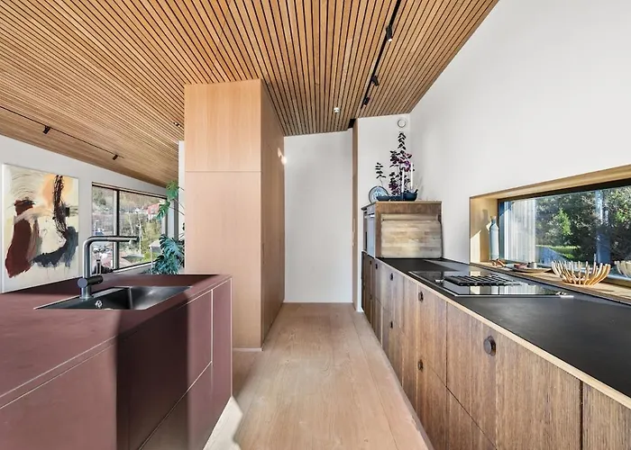 In The Hollywood Hills Of With Breathtaking Views Берген
