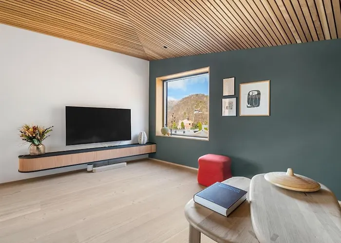 In The Hollywood Hills Of With Breathtaking Views Vila