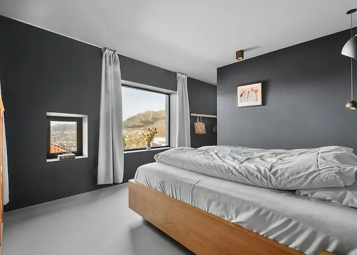 In The Hollywood Hills Of With Breathtaking Views Vila